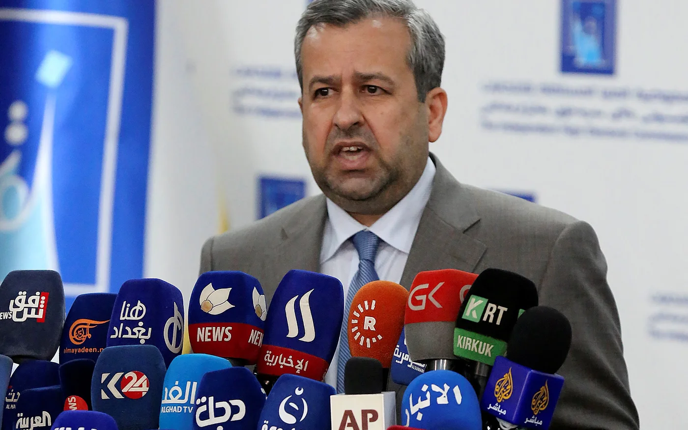 Le juge Jalil Adnan Khalaf, président de la Haute Commission électorale indépendante irakienne, s’exprime à Bagdad, le 11 octobre 2021 (AFP)