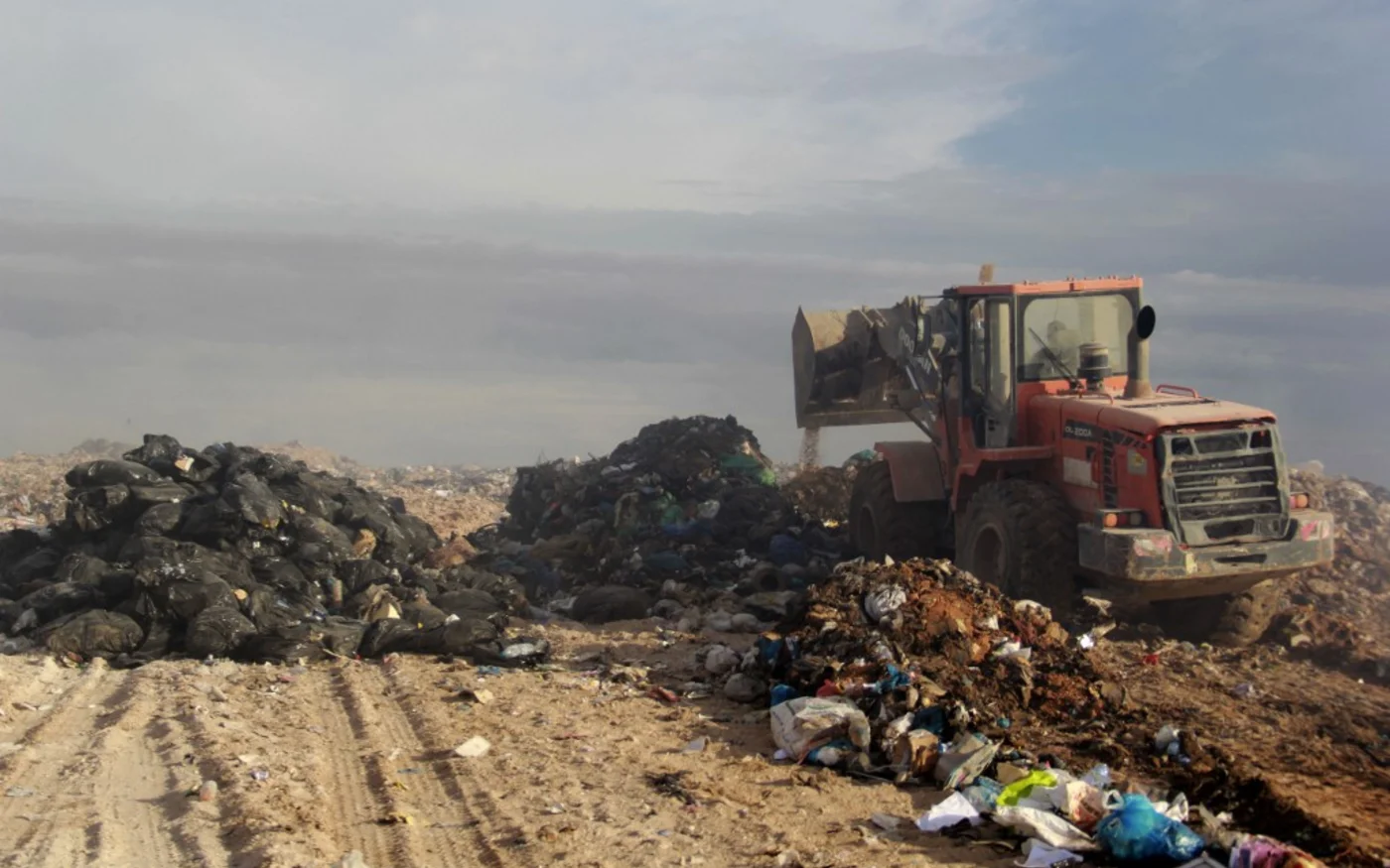 Un tracteur enterre des ordures après la réouverture d’une décharge à Agareb, le 9 novembre 2021 (AFP/Houssem Zouari)