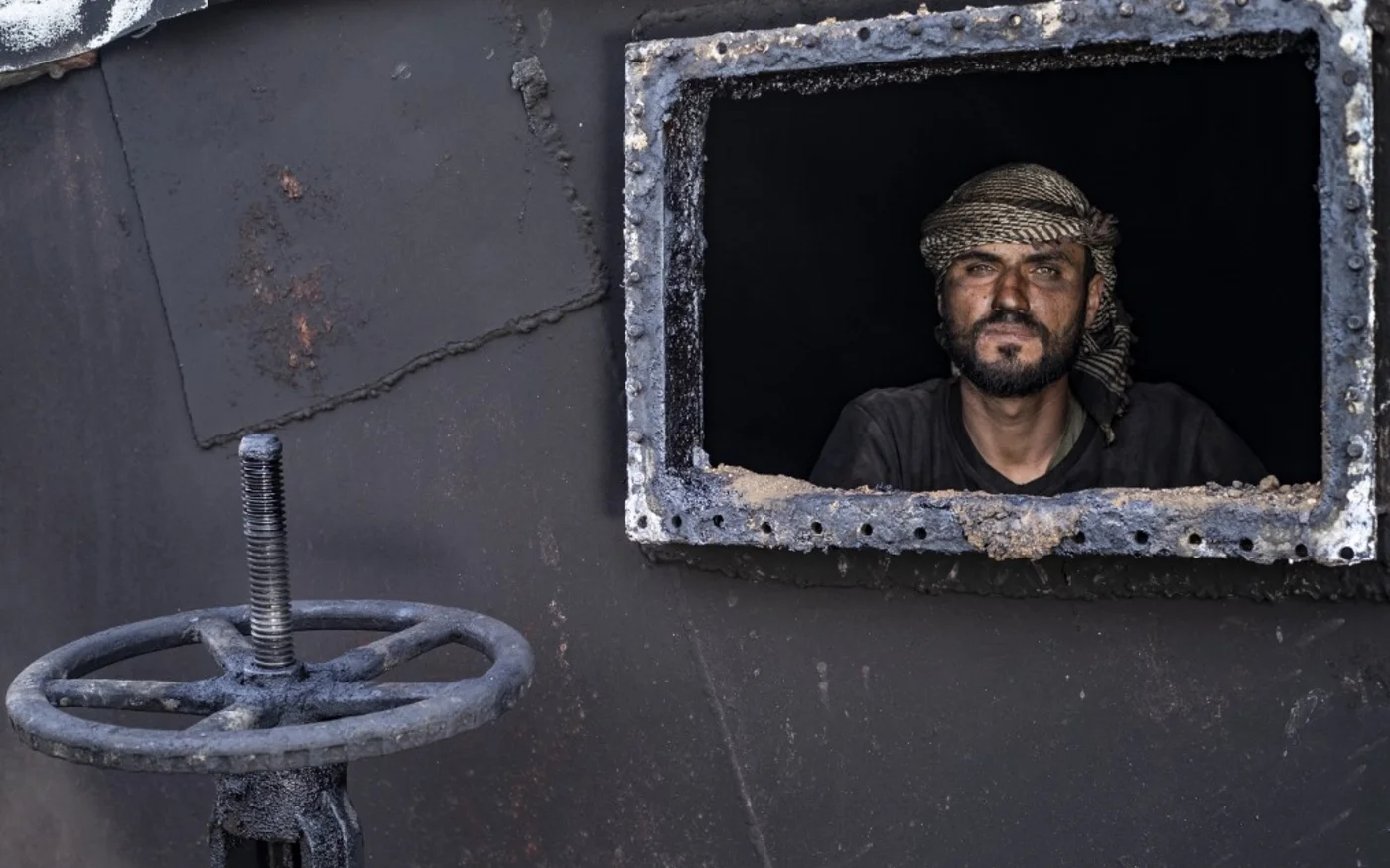 Un employé d’une raffinerie de fortune, dans la province de Hassaké, dans le nord-est de la Syrie sous contrôle kurde (AFP/Delil Souleiman)