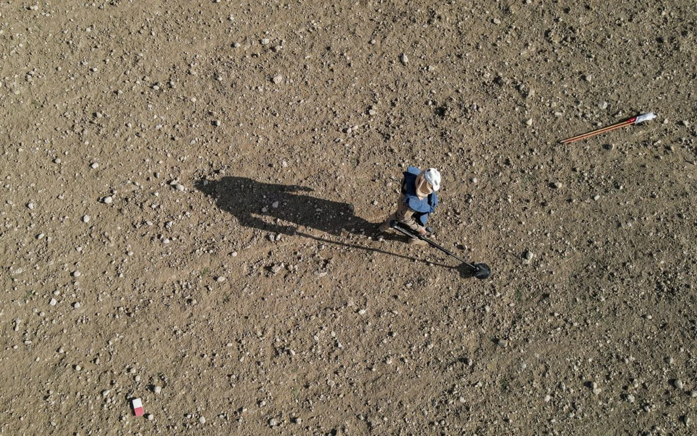 Un homme recherche des mines avec un détecteur de métaux, à Hassan-Jalad, près de Mossoul (AFP/Zaid al-Obeidi)