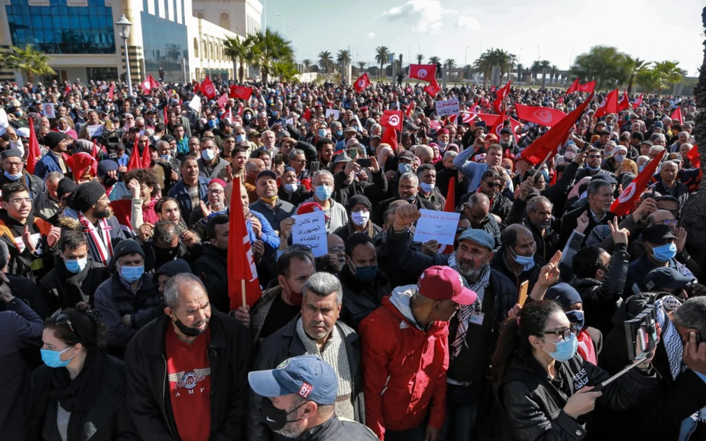 Manifestation contre la récente décision de Kais Saied de dissoudre le Conseil supérieur de la magistrature, à Tunis, le 13 février 2022 (AFP/Anis Mili)