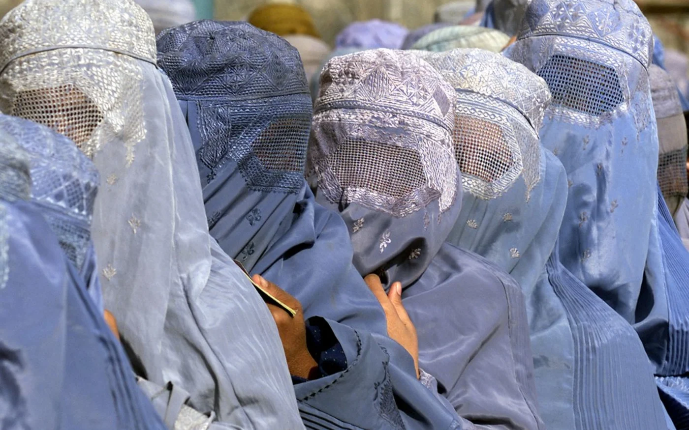 Des centaines de milliards de dollars ont été injectés, mais la grande majorité des Afghans, les femmes et les petites filles que l’Occident prétendait protéger, n’en ont jamais bénéficié (AFP)