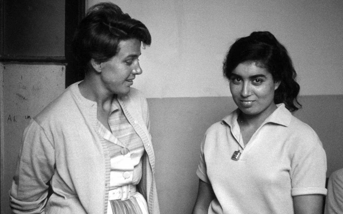 Photo du 22 avril 1962 de la jeune combattante indépendantiste algérienne, Djamila Boupacha, en compagnie de son avocate Gisèle Halimi à sa sortie de la maison centrale de Rennes (AFP)
