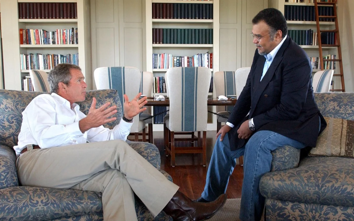Le président américain George W. Bush (à gauche) rencontre l’ambassadeur d’Arabie saoudite aux États-Unis, le prince Bandar ben Sultan, dans le ranch Bush au Texas, le 27&nbsp;août&nbsp;2002 (AFP)