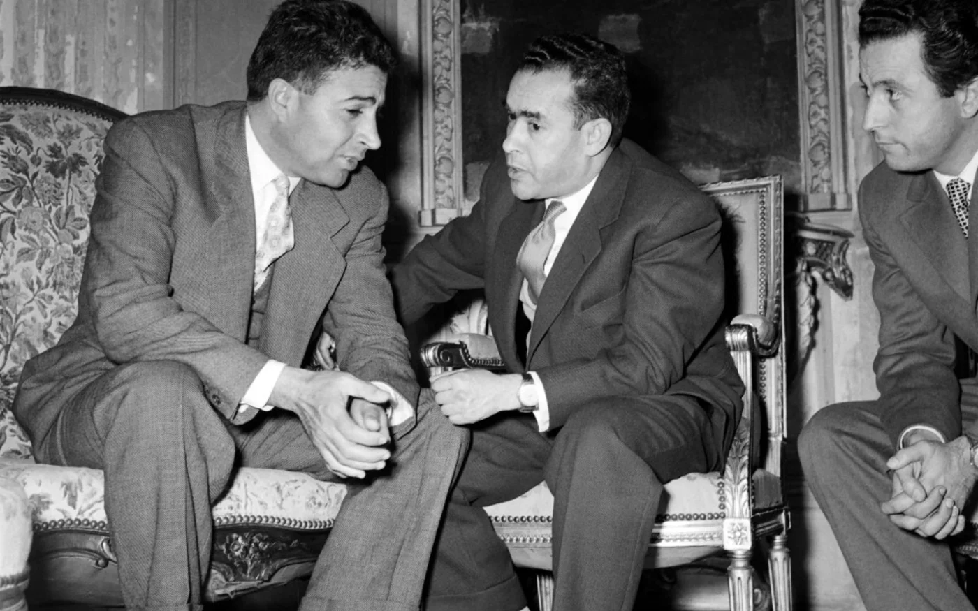 Une photo prise vers le 4 novembre 1955 à La Celle-Saint-Cloud, en banlieue parisienne, montre Mehdi Ben Barka (centre), chef du parti indépendantiste marocain Istiqlal, avec le représentant de la résistance marocaine Abdelattif Benjelloun (gauche) en marge des négociations qui conduiront au retour au Maroc du sultan exilé Mohammed ben Youssef et à la fin du protectorat français en mars 1956 (AFP)