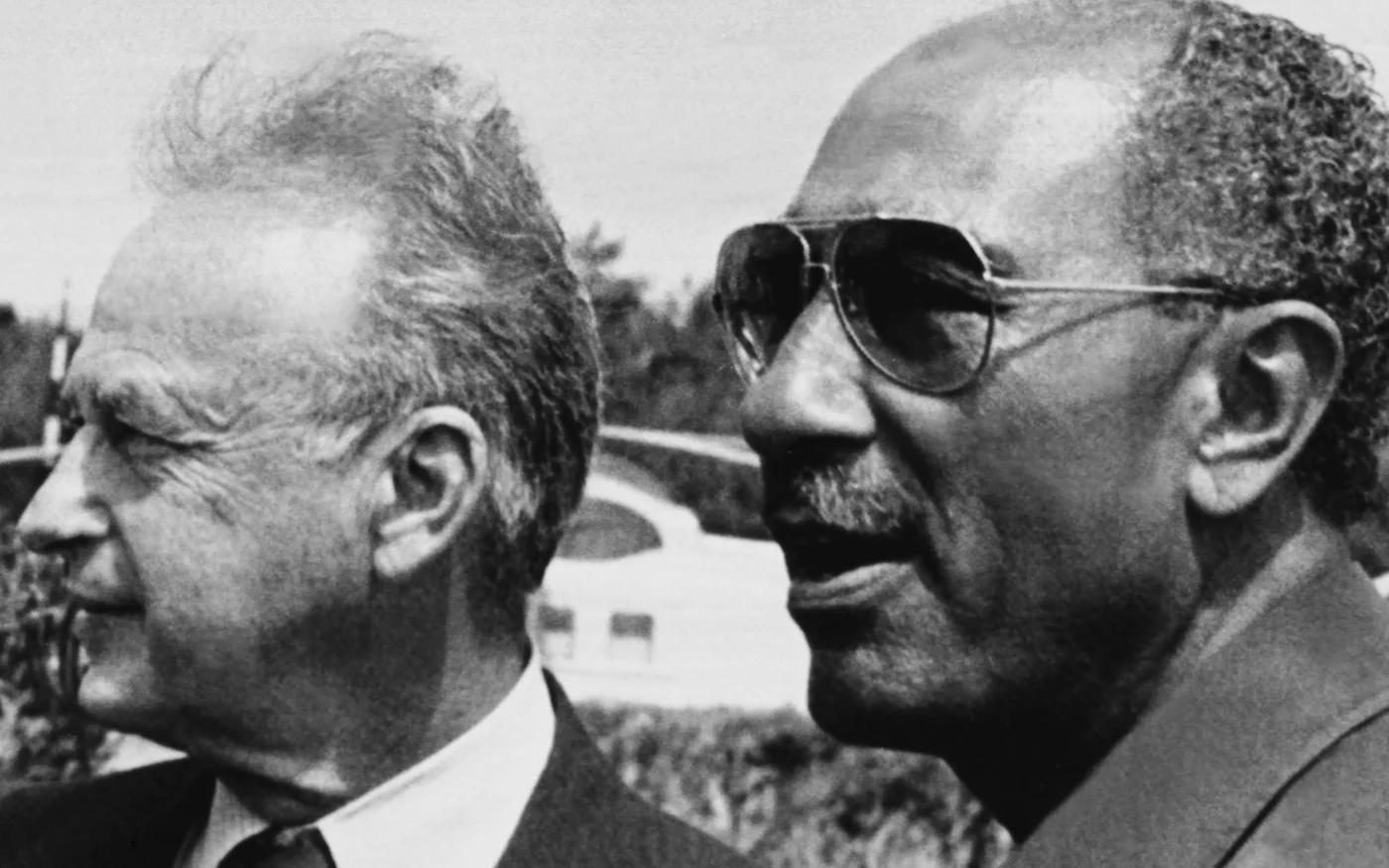 L’ancien Premier ministre israélien Yitzhak Rabin (à gauche) et le président égyptien Anouar al-Sadate (à droite) à Alexandrie, le 9 septembre 1980 (AFP)
