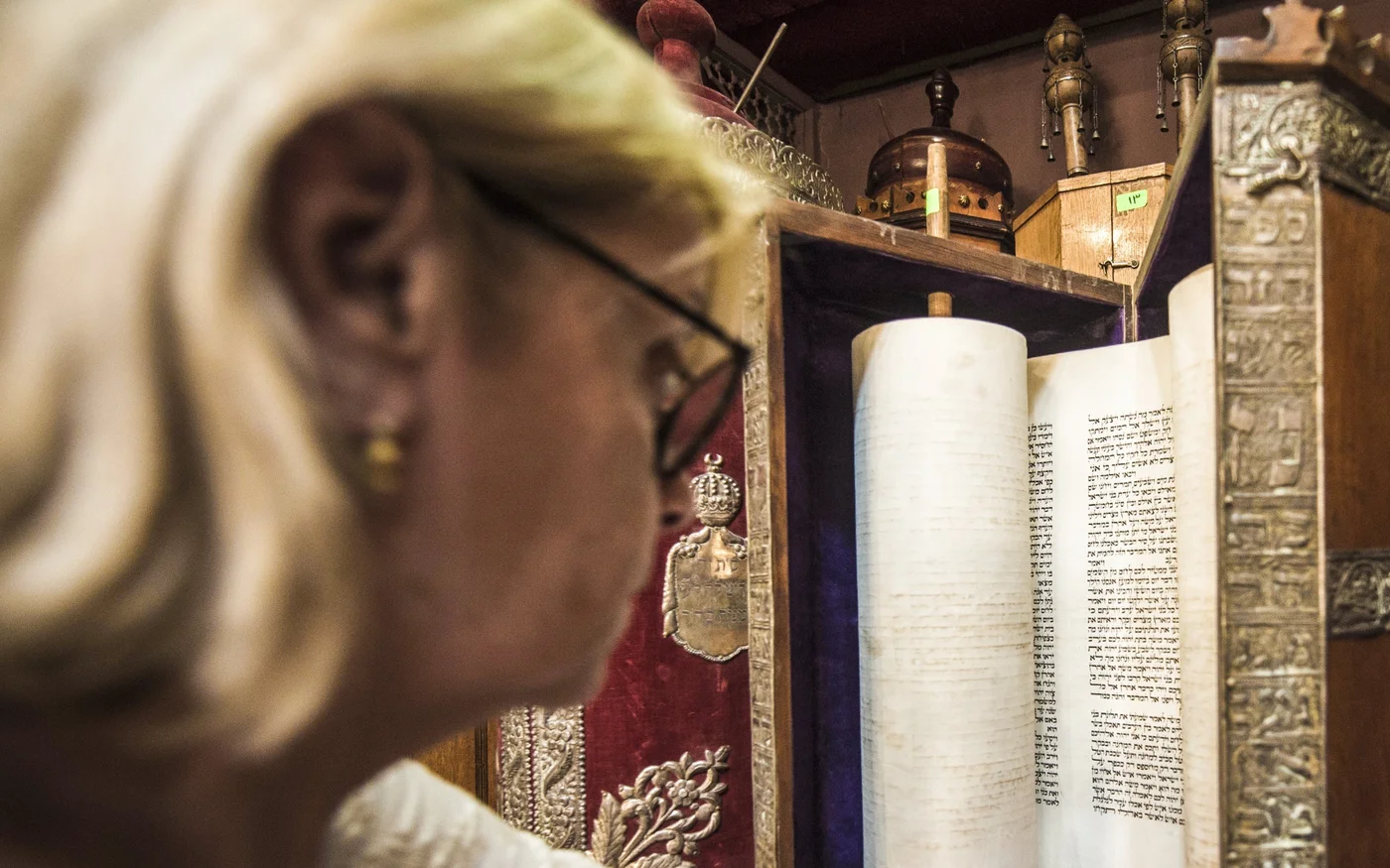 La présidente de la communauté juive égyptienne, Magda Shehata Haroun, dans la synagogue Cha’ar HaChamaïm du Caire, le 3 octobre 2013 (AFP)