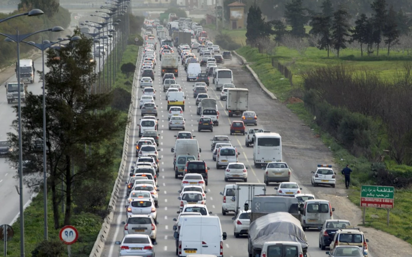 Stimulée par des prix généreusement subventionnés, la croissance de la consommation des produits énergétiques est estimée à près de 10 % par an pour les carburants selon des chiffres officiels (AFP)