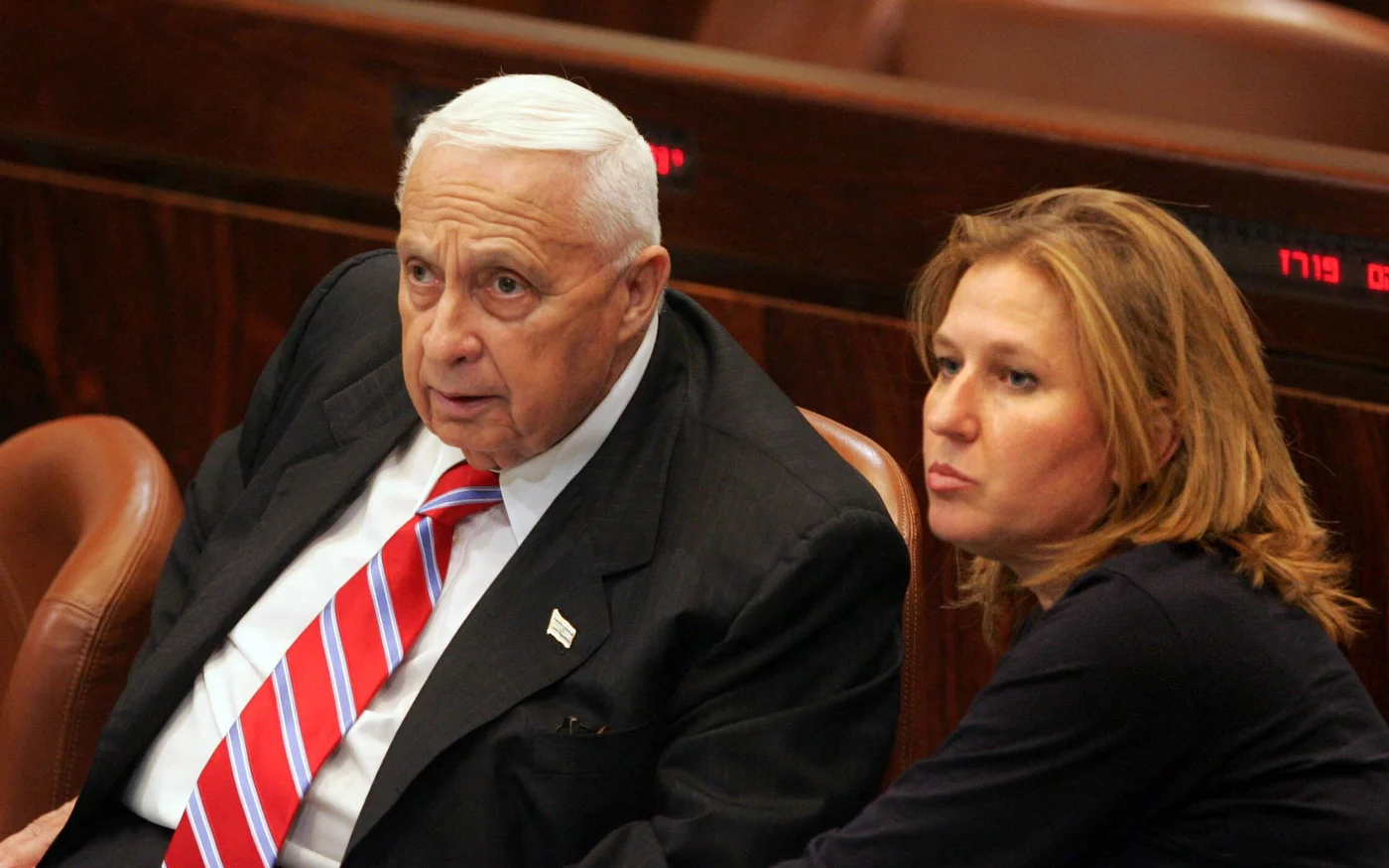 Le Premier ministre Ariel Sharon et la ministre de la Justice Tzipi Livni au Parlement à Jérusalem, le 14 juin 2005 (AFP)