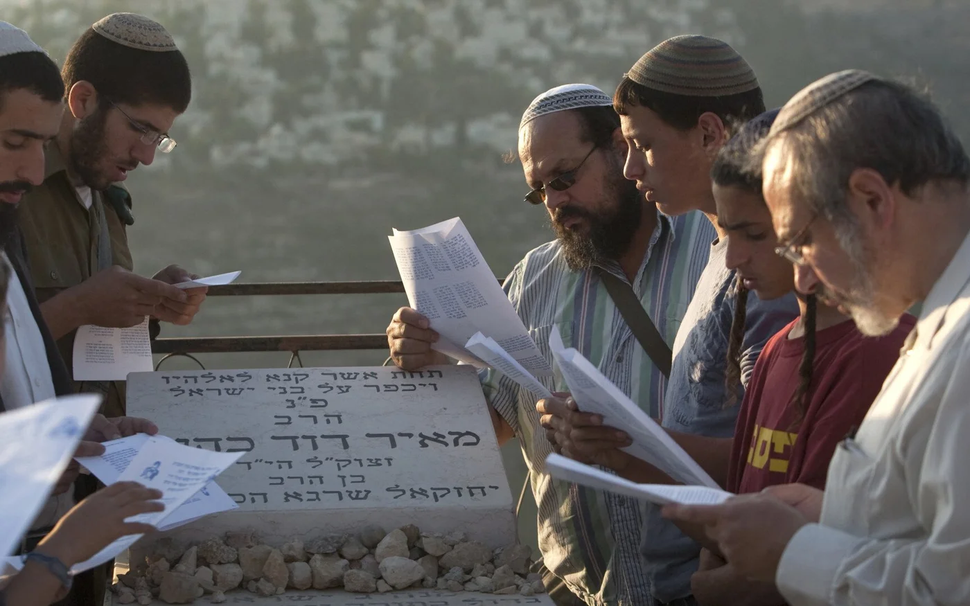 Des partisans de Meir Kahane prient sur sa tombe au cimetière Givat Shaul près de Jérusalem peu avant le 20e anniversaire de son assassinat, le 26 octobre 2010 (AFP)