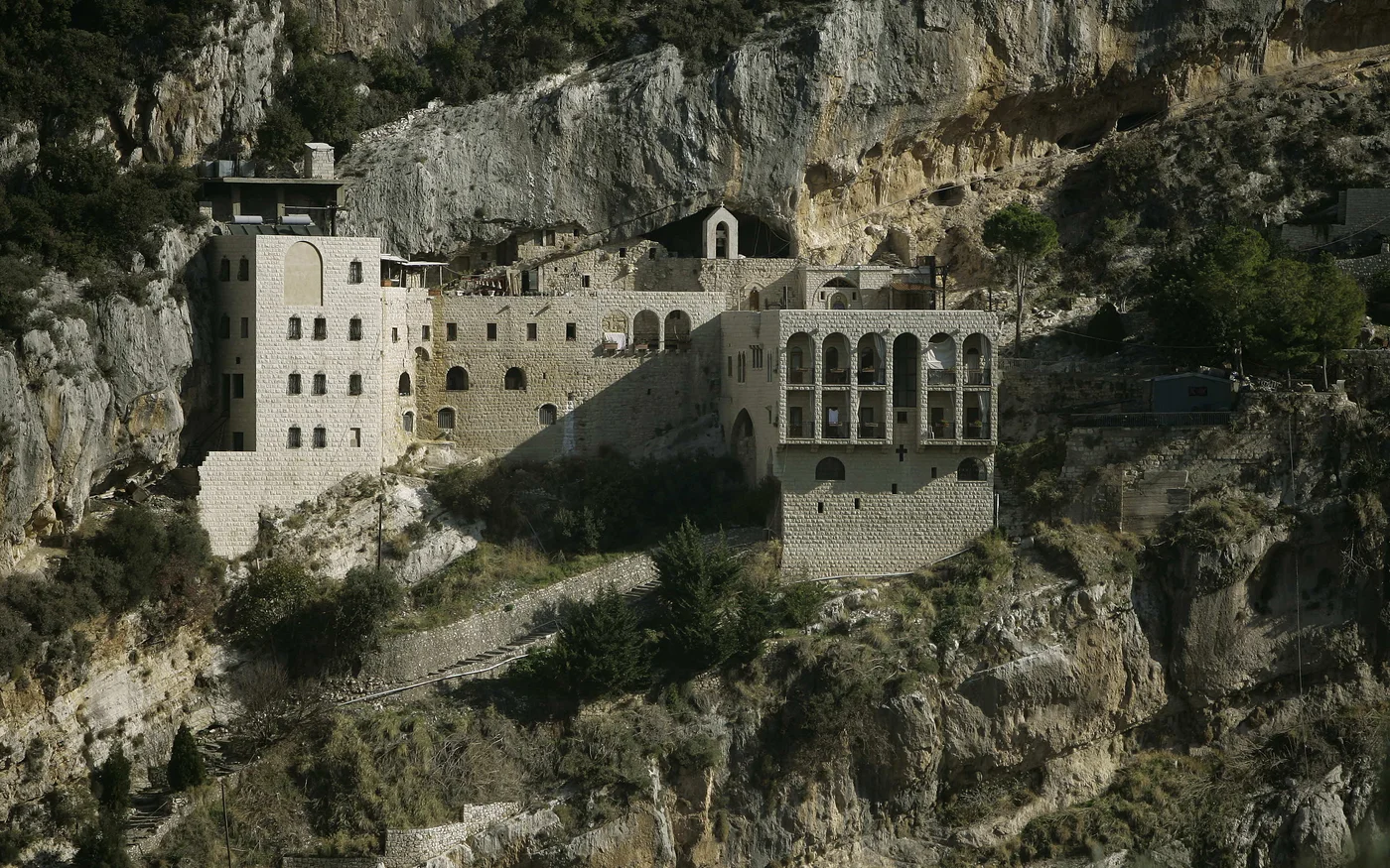 Le monastère chrétien de l’ordre orthodoxe romain Notre-Dame de Hamatoura, sculpté dans la roche, dans la vallée de la Qadisha (AFP)
