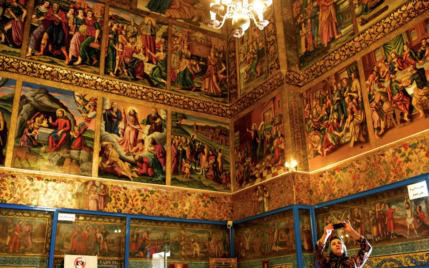 Une touriste iranienne prend des photos à l’intérieur de la cathédrale Vank dans le quartier de Djolfa à Ispahan (AFP/Behrouz Mehri)