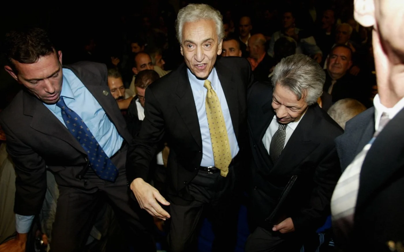 Le chef du Front des forces Socialistes (FFS, opposition) Hocine Aït Ahmed (au centre) salue ses partisans le 31 octobre 2004. Aït Ahmed a annoncé son retour à Alger après cinq ans à l’étranger (AFP)