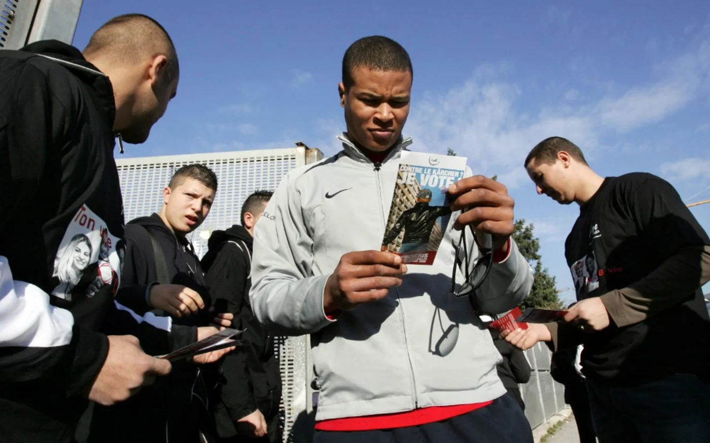 Le vote dans les quartiers populaires est un sujet récurrent : ici, en décembre 2006 à Marseille, une campagne pour inciter les jeunes à s’inscrire sur les listes électorales (Archives AFP)