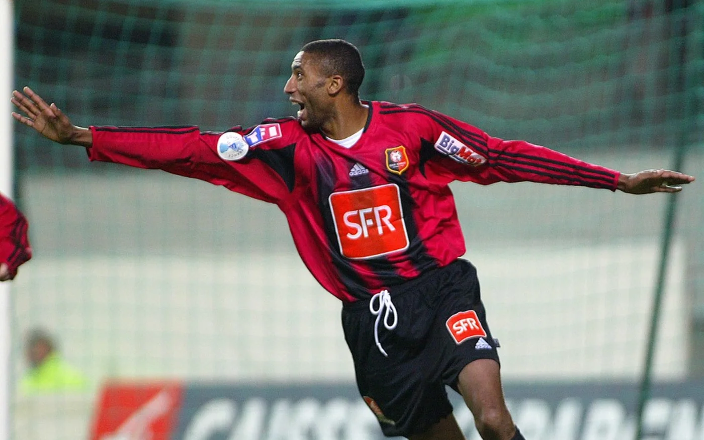 Abdeslam Ouaddou, alors défenseur du Stade rennais, après un but de Laurent Morestin lors d’un match de la Coupe de France (Rennes-Brest) le 7 janvier 2005 (AFP)