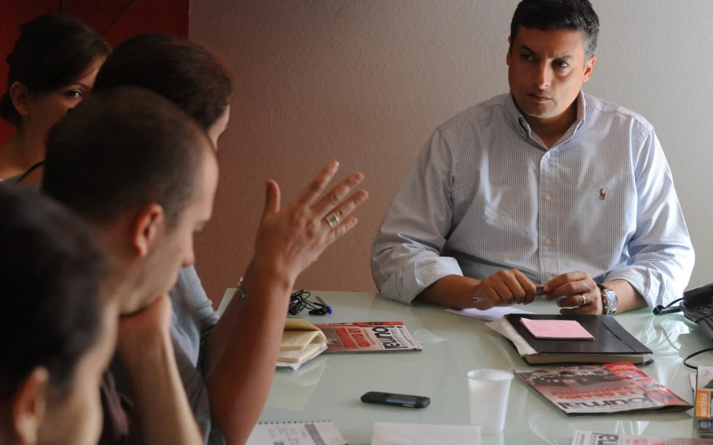 Aboubakr Jamaï, alors directeur éditorial du Journal hebdomadaire, en conférence de rédaction, le 23 octobre 2009 (AFP)