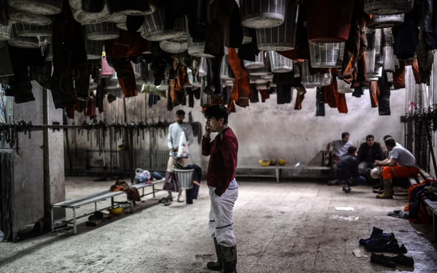 Des mineurs se reposent dans un bâtiment d’une mine de charbon dans la province de Manisa, dans l’ouest de la Turquie (AFP/Bulent Kilic)