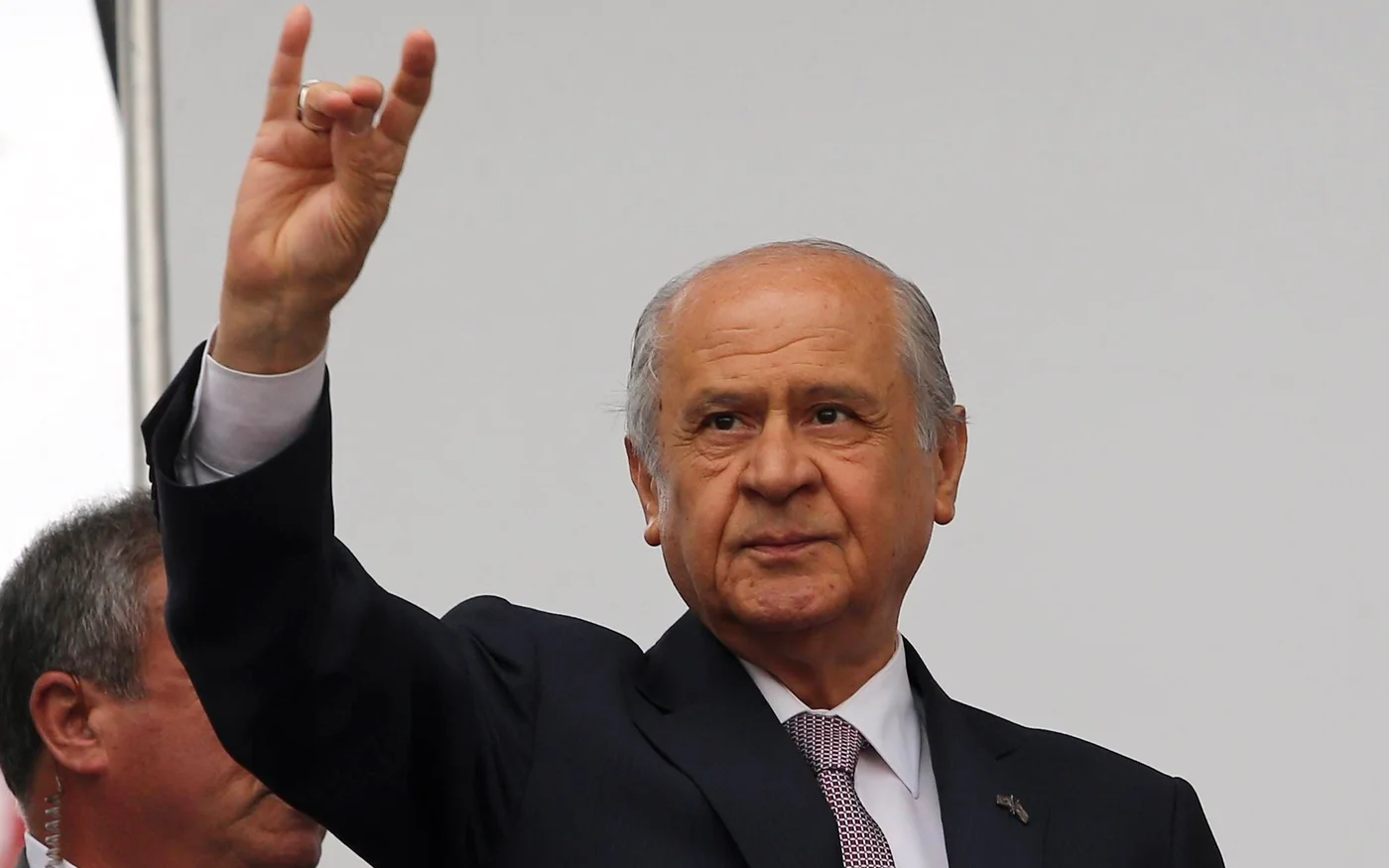  Devlet Bahçeli, le dirigeant du parti d’action nationaliste (MHP) fait le symbole des Loups gris pendant un meeting électoral, en mai (AFP)