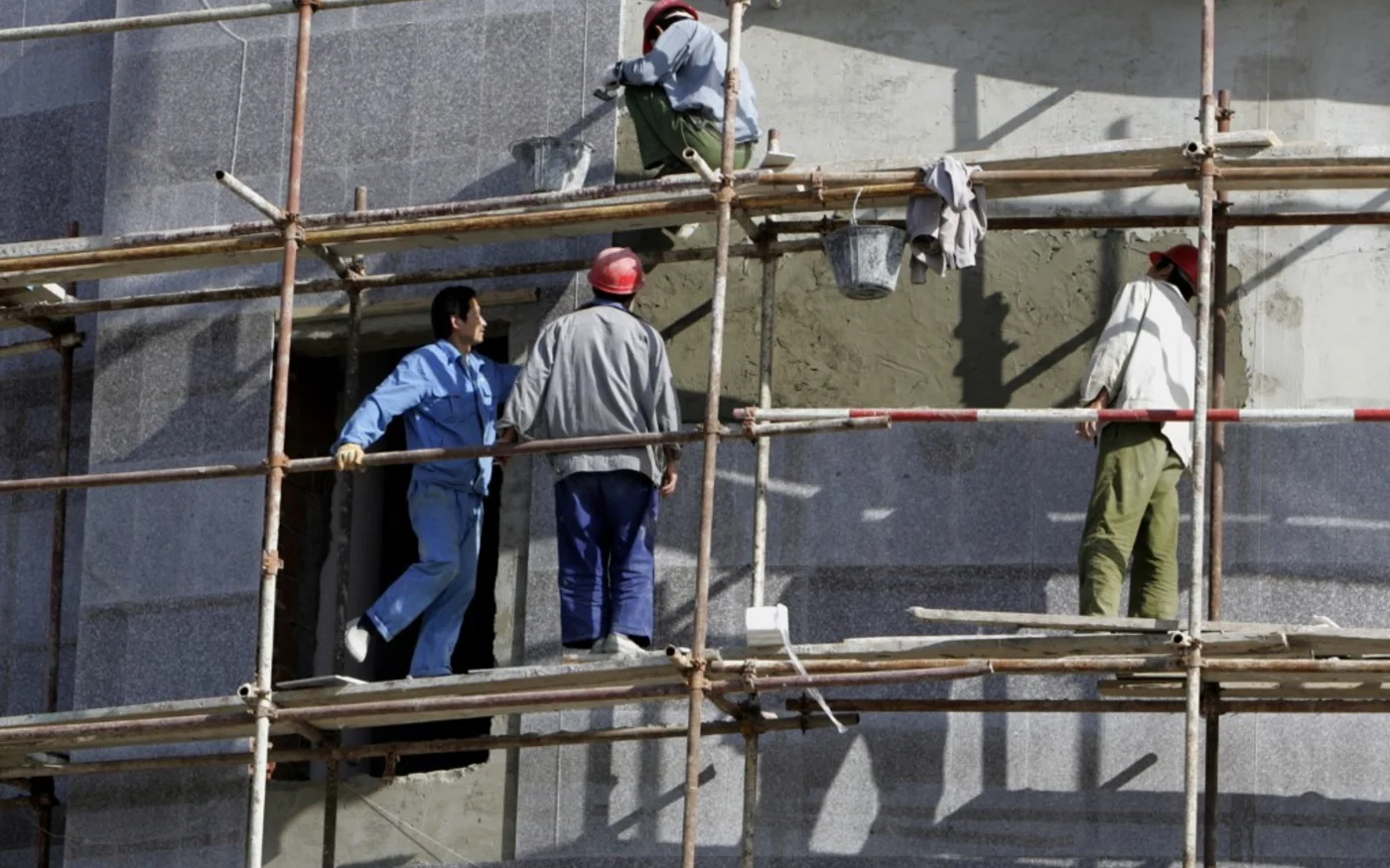 Des ouvriers chinois travaillent sur le chantier du centre commercial al-Qods, à Chéraga, à l’est d’Alger, en octobre 2006 (AFP)