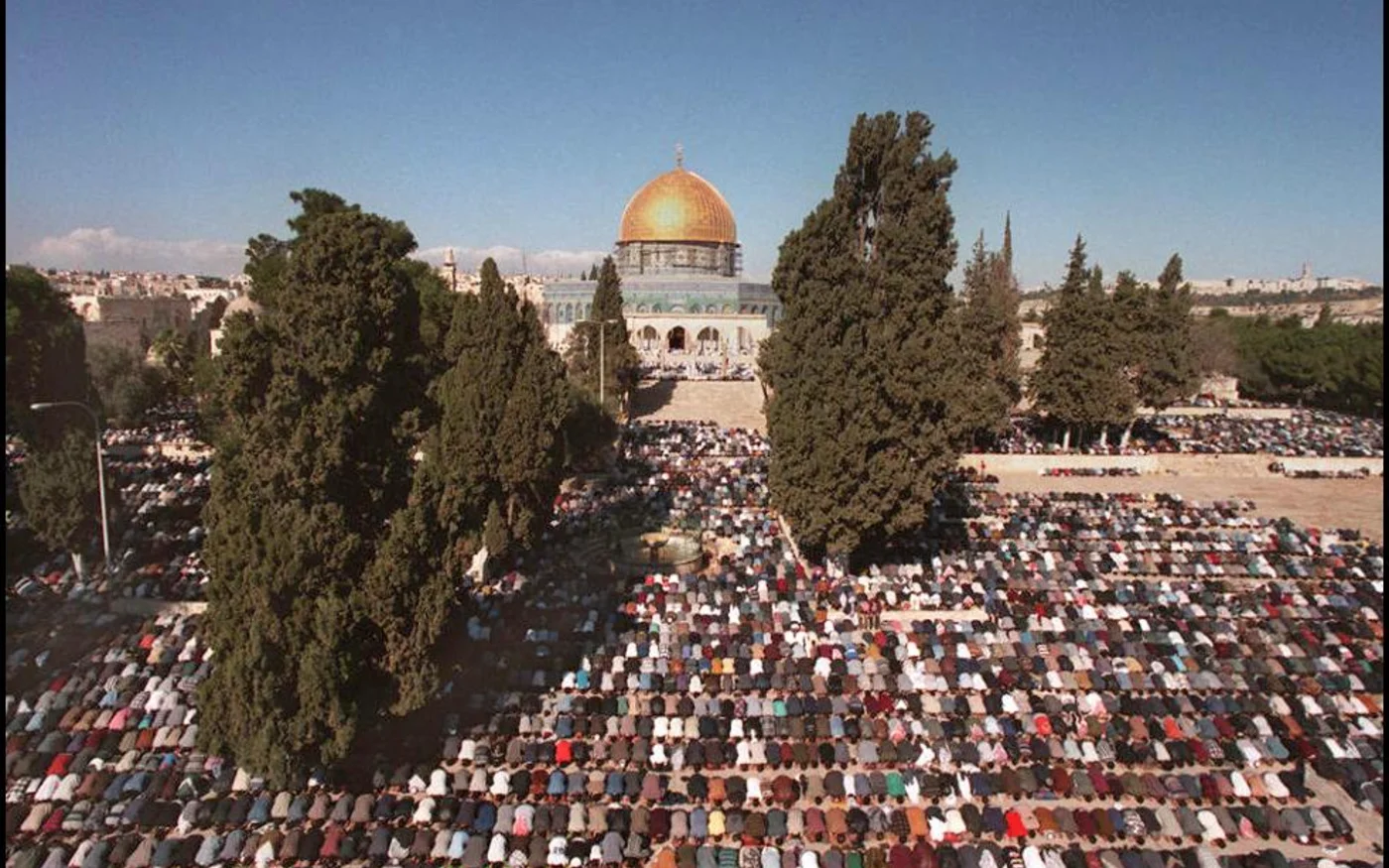 Des musulmans prient à la mosquée al-Aqsa, dans la vieille ville de Jérusalem, le 10 janvier 1997, au premier jour du Ramadan (AFP)