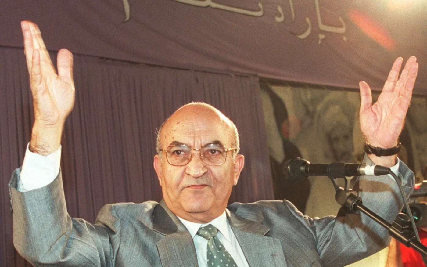 Le SG de l’USFP Abderrahmane Youssoufi lors d’un meeting électoral le 1er novembre 1997 à Rabat. Le leader socialiste a été nommé Premier ministre le 4 février par le roi Hassan II (AFP)