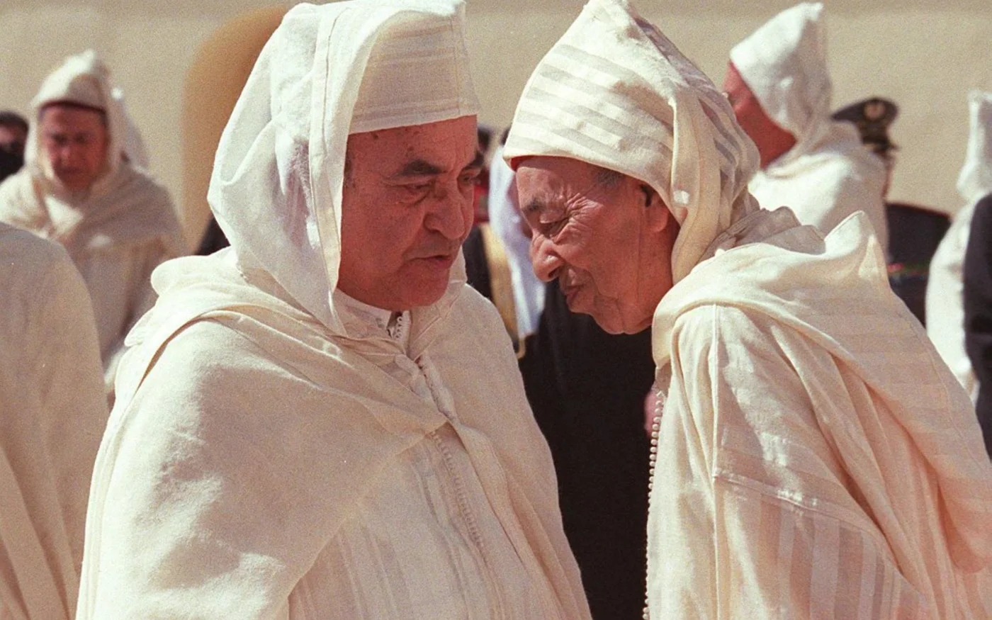 Selon un «&nbsp;pacte&nbsp;» conclu entre lui et Hassan II, ici en mars 1998, un accord secret dont il n’a jamais voulu révéler le contenu, Youssoufi doit respecter des lignes rouges (AFP)