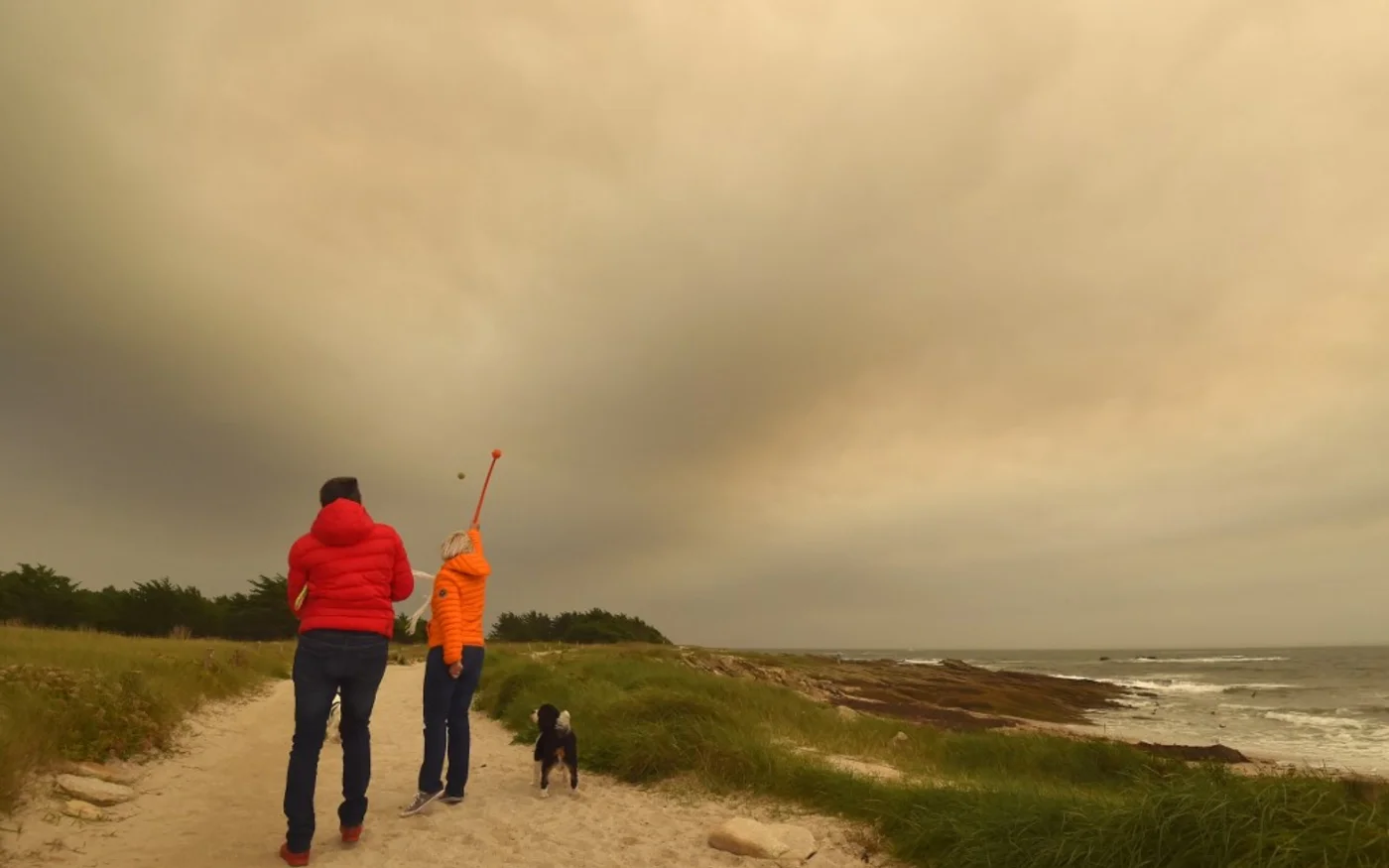 Tempête de sable du Sahara à Quiberon, dans l’est de la France, le 16 octobre 2017 : le cumul de ces éléments dans le corps humain peut à la longue entraîner des maladies (AFP/Loïc Venance)
