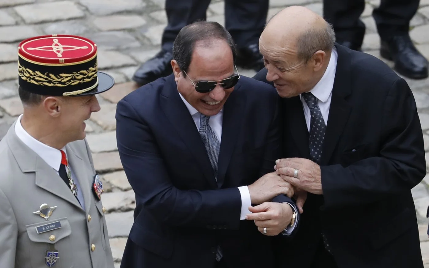 Selon Jean Guisnel, «&nbsp;Sissi est l’homme qui murmure à l’oreille de Le Drian&nbsp;» (AFP)