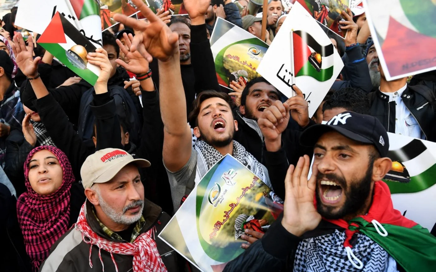 Des Tunisiens manifestent contre la reconnaissance par le président américain Donald Trump de Jérusalem comme capitale d’’Israël, à Tunis le 8 décembre 2017 (AFP/Fethi Belaid)
