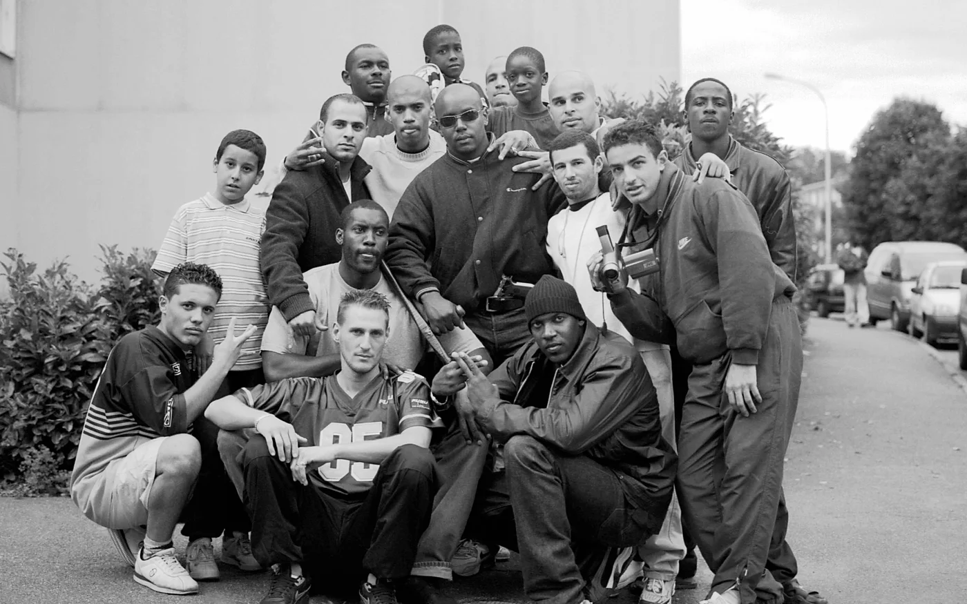 Des jeunes de la cité de la Grande-Borne à Grigny posent ensemble tandis qu'ils tournent avec une petite caméra un film retraçant une intervention de la BAC (Brigade Anti Criminalité) (AFP)