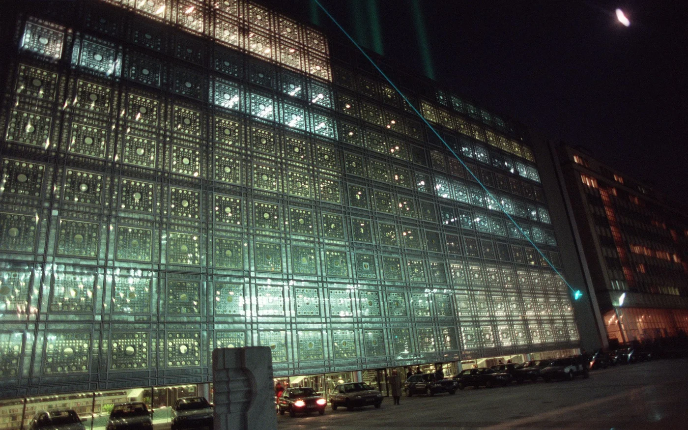 Le musée de l’Institut du monde arabe à Paris accueille des expositions allant de la culture préislamique à l’art du XXIe siècle (AFP)