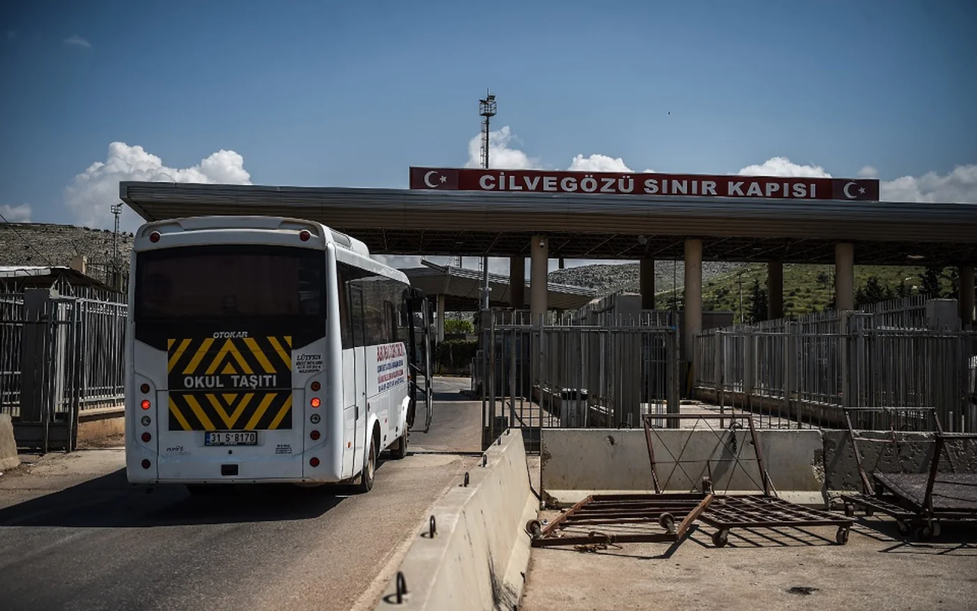Les victimes syriennes d’une attaque chimique présumée sont acheminées par bus à la frontière après avoir reçu un traitement à l’hôpital de Reyhanlı (Turquie), le 7 avril 2017 (AFP)