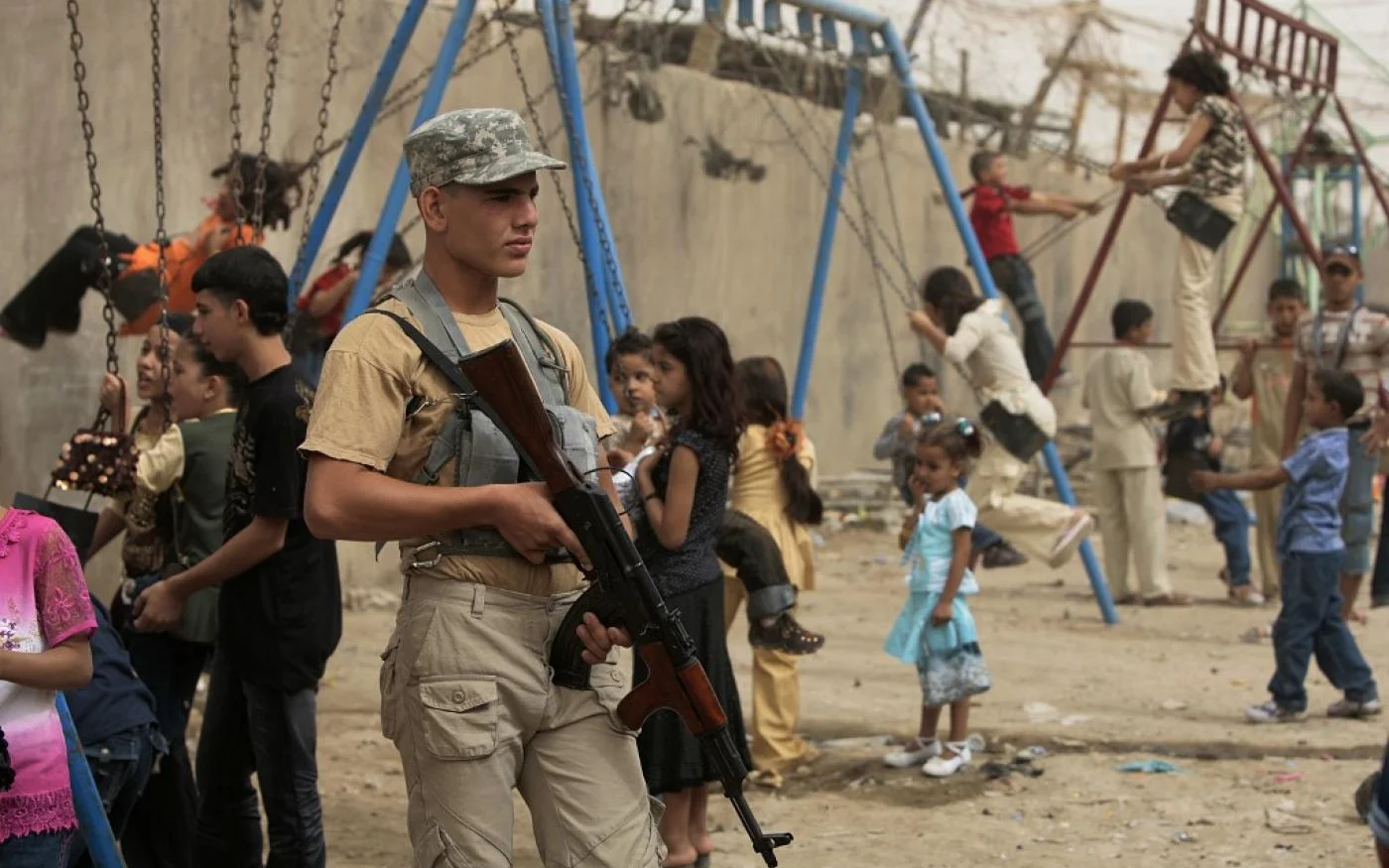 Un milicien du Sahwa monte la garde dans un parc public de Bagdad en 2008 (AFP)