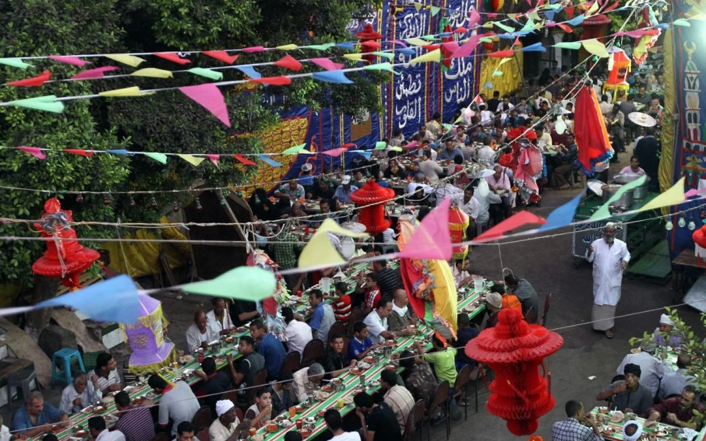 Des tables sont disposées dans les rues pour que les fidèles rompent le jeûne (AFP)