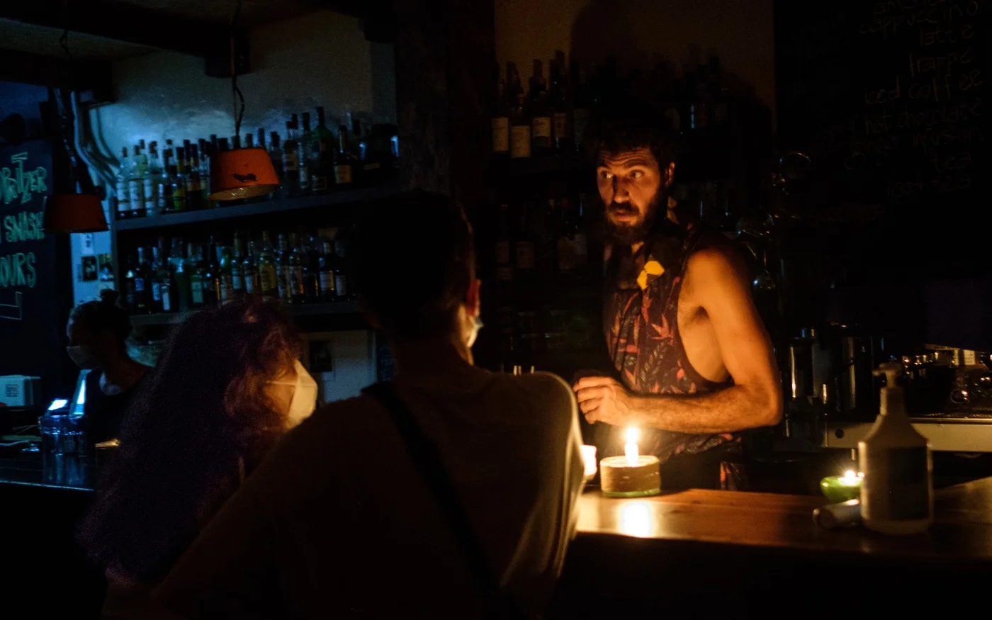 Des bougies éclairent le Demo Bar à la suite de coupures de courant, le 7 juillet 2021 (MEE/Rita Kabalan)