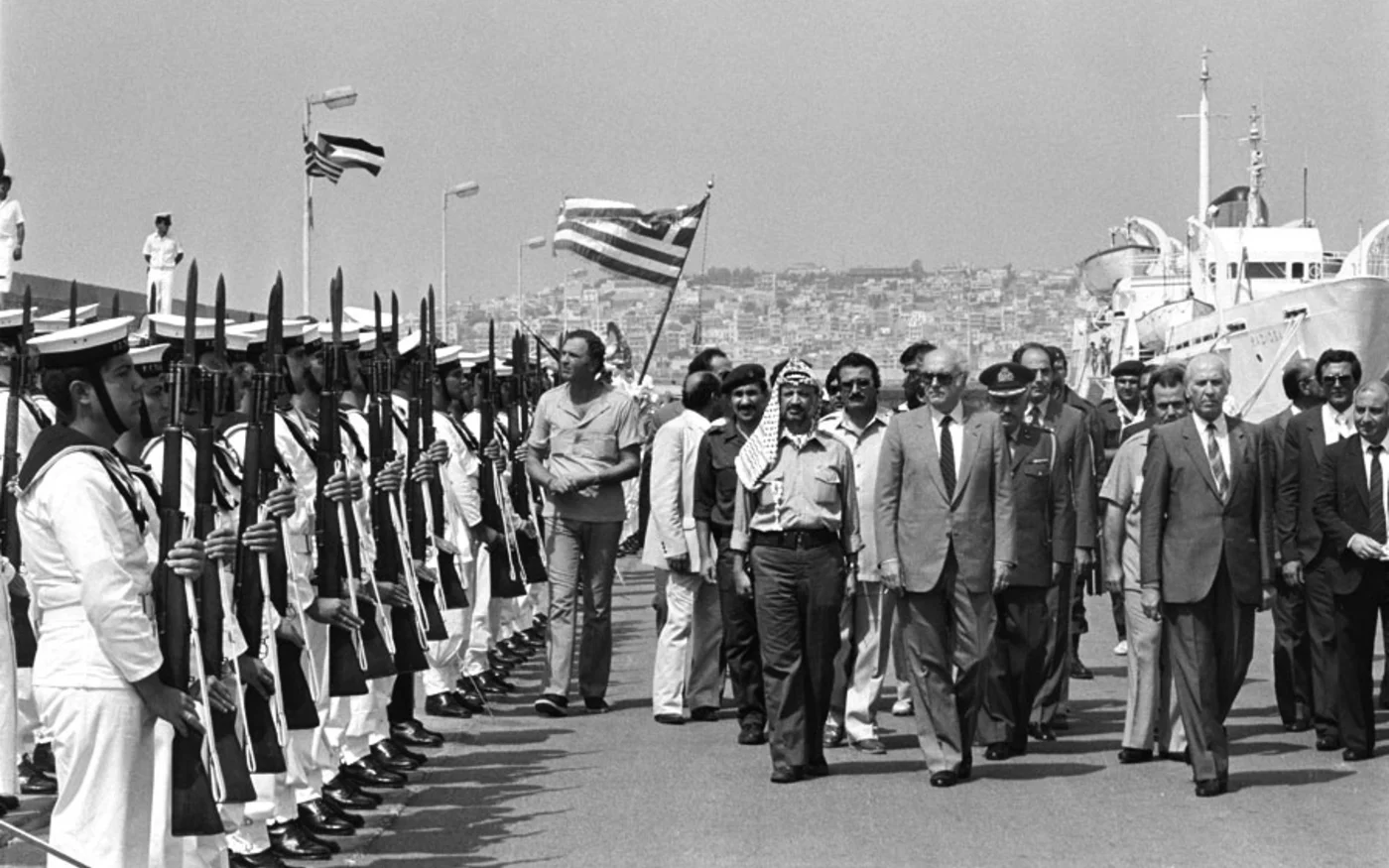 Yasser Arafat reçu par le Premier ministre grec Andréas Papandréou à son arrivée à Athènes (avec l’aimable autorisation de Fouad Elkoury)