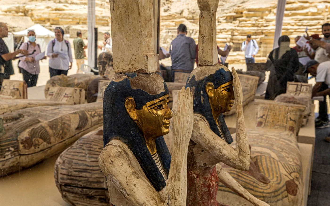 Des centaines d’objets ont été retrouvés à Saqqarah en mai (AFP/Khaled Desouki)