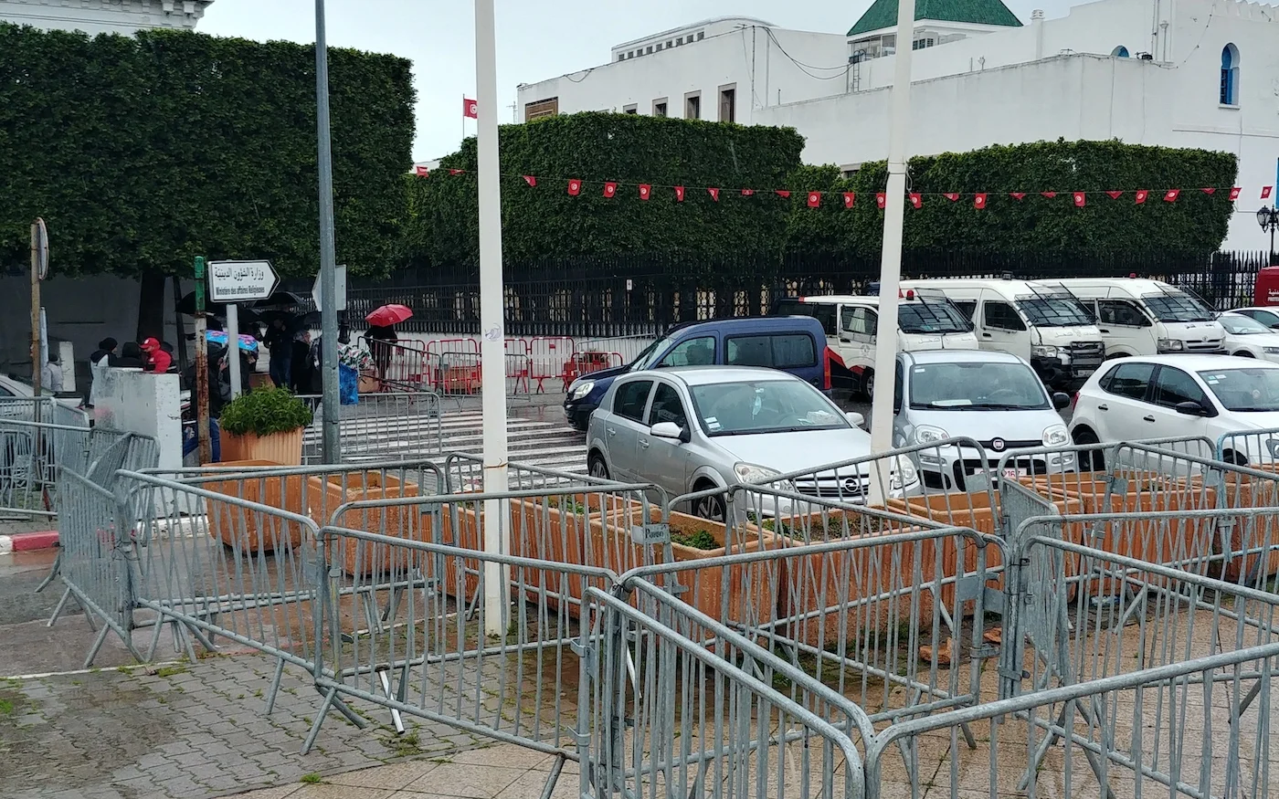 Les policiers interdisent de photographier la place de la Kasbah, protégée par de nombreuses barrières et fourgonnettes de police (MEE/Mathieu Galtier)