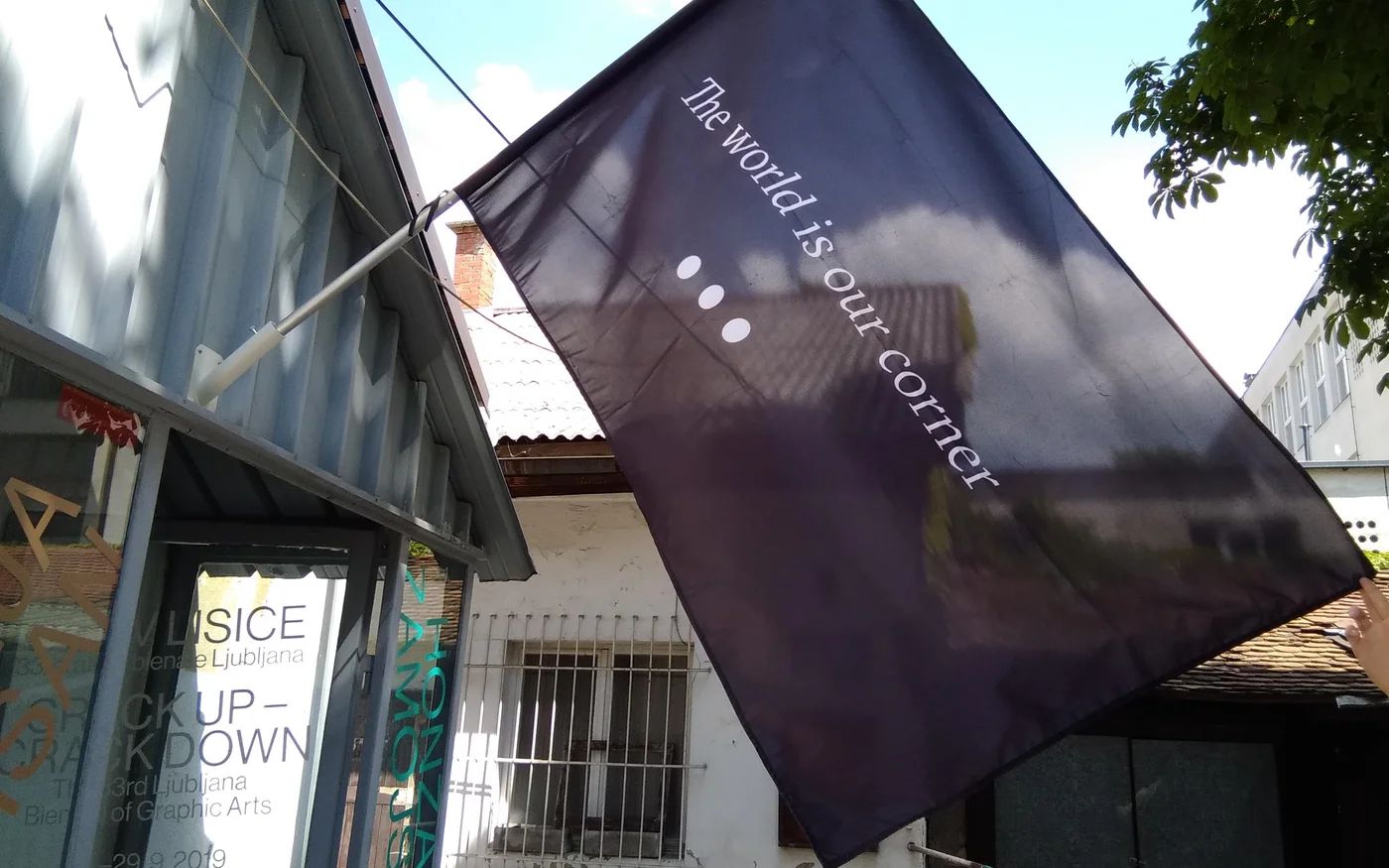 Hamja Ahsan a conçu un drapeau pour son État utopique d’Aspergistan, avec la devise du mouvement : « Le monde est notre coin » (crédit : Hamja Ahsan)