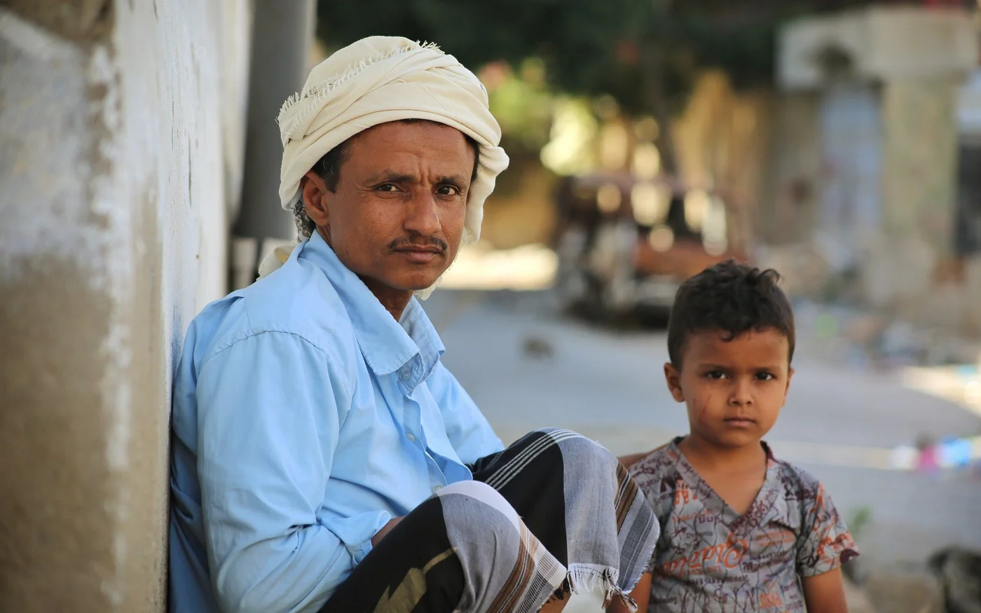 Al-Tayeb Ameen Ghalib suspend des tapis dans les ruelles en guise de protection contre les snipers (MEE/Khalid al-Banna)