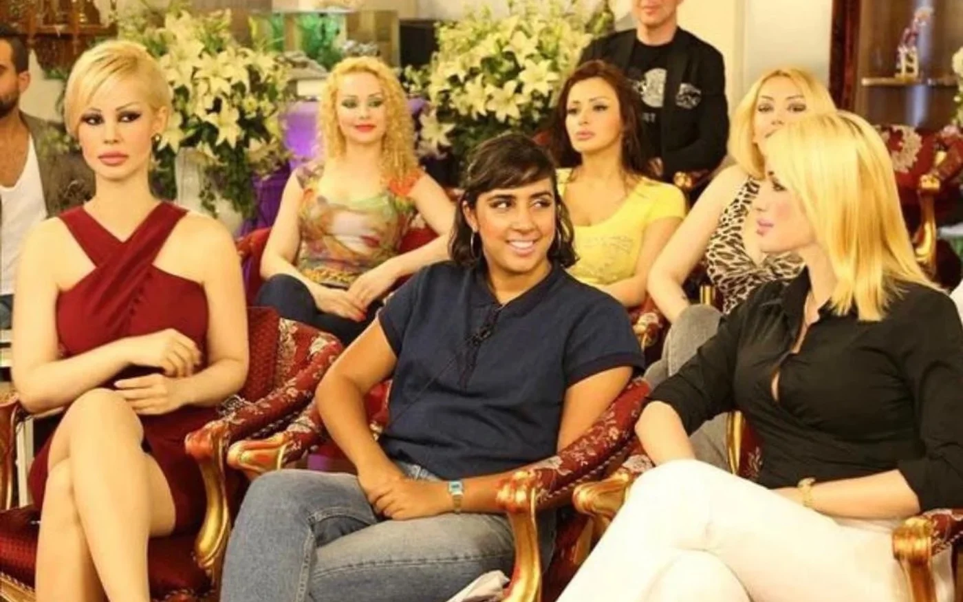 Meher Ahmad assise parmi les «&nbsp;chatons&nbsp;» d’Adnan Oktar sur le plateau de son émission de télévision (Meher Ahmad)