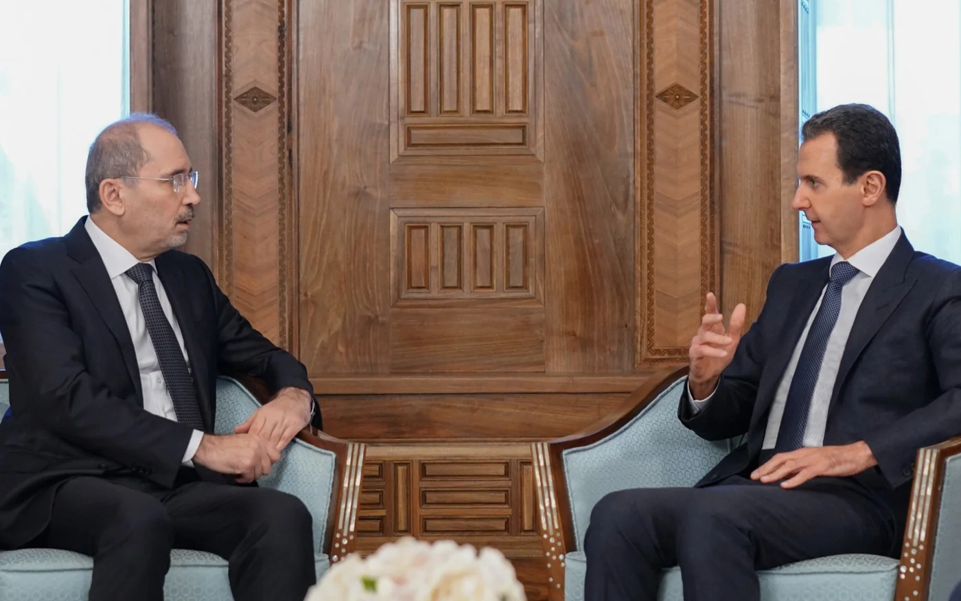 Le président syrien Bachar al-Assad rencontre le ministre jordanien des Affaires étrangères Ayman Safadi, le 15&nbsp;février à Damas (AP)