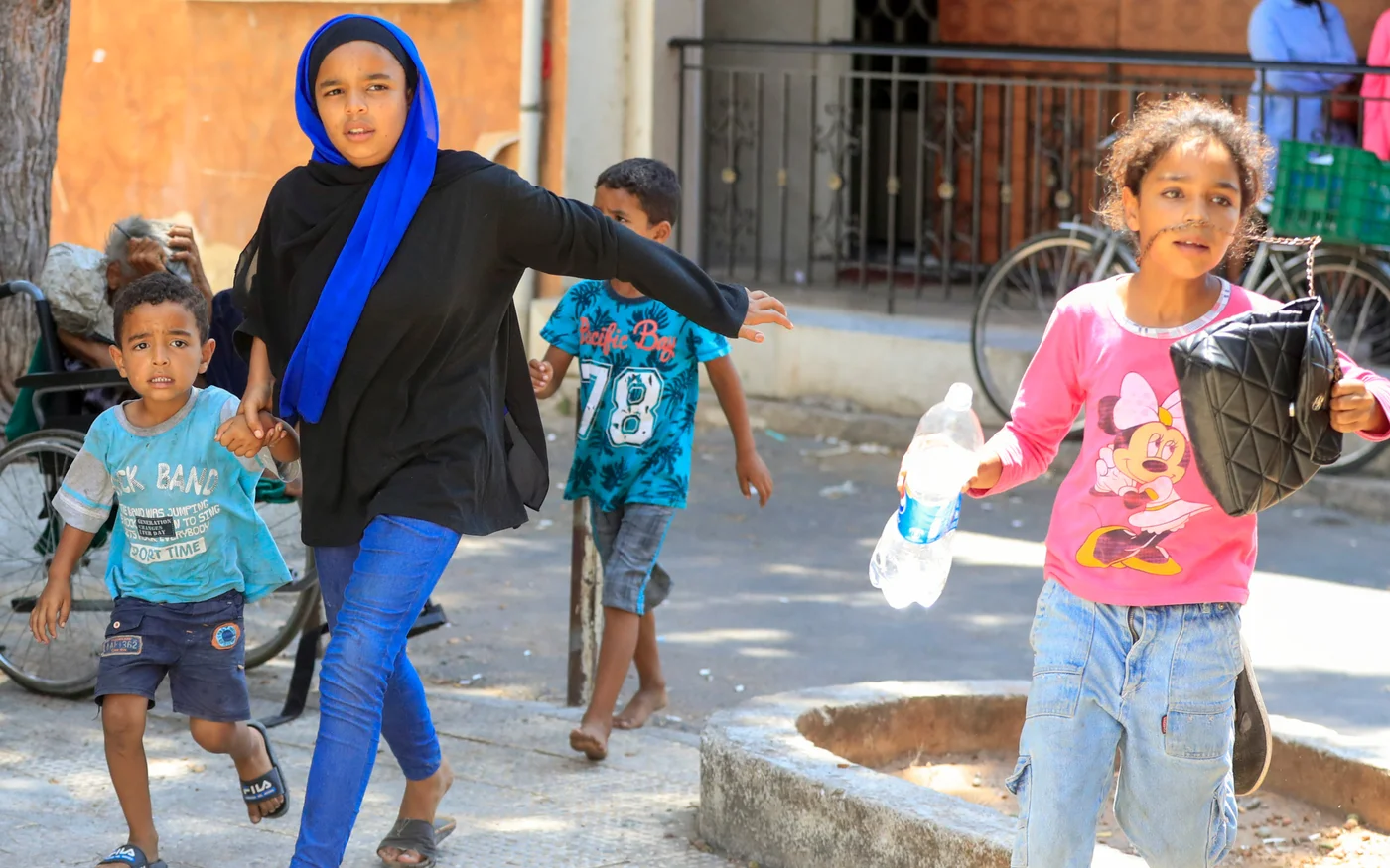 Des Palestiniens fuient leur maison après des affrontements dans le camp de réfugiés de Ain al-Hilweh, dans la ville de Sidon au sud du Liban, le 30 juillet 2023 (AP)