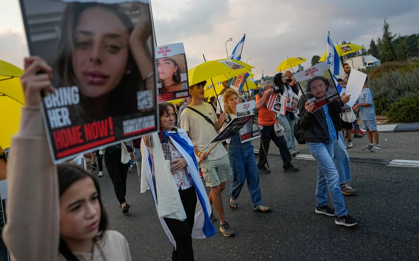 Des proches et des amis des 240 otages détenus par le Hamas à Gaza réclament leur retour au cours de la « marche pour les otages » de cinq jours vers Jérusalem (AP)