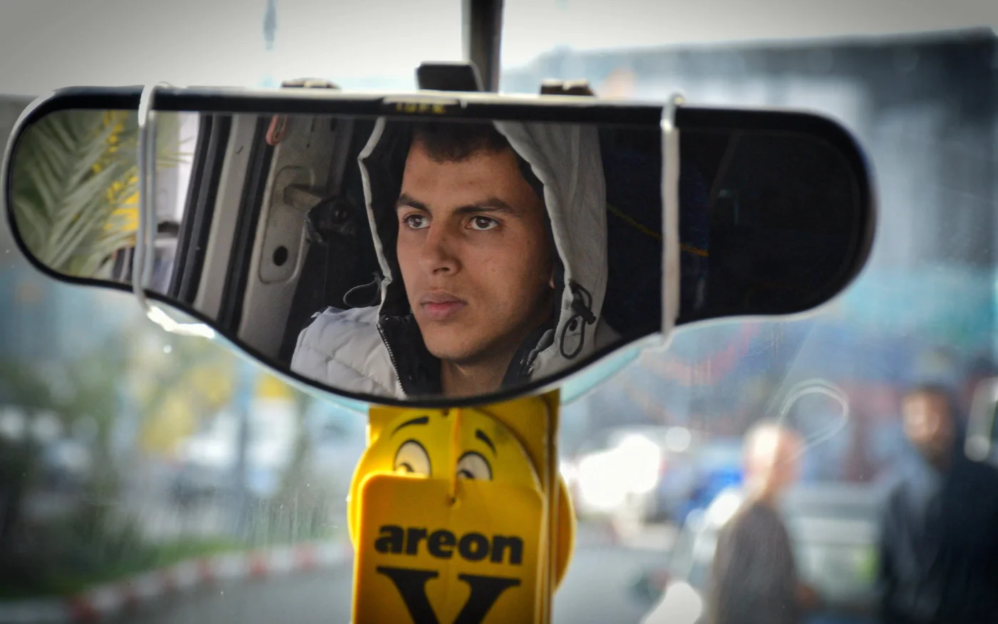 Islam Rabea conduit son minibus (MEE/Qassam Muaddi)