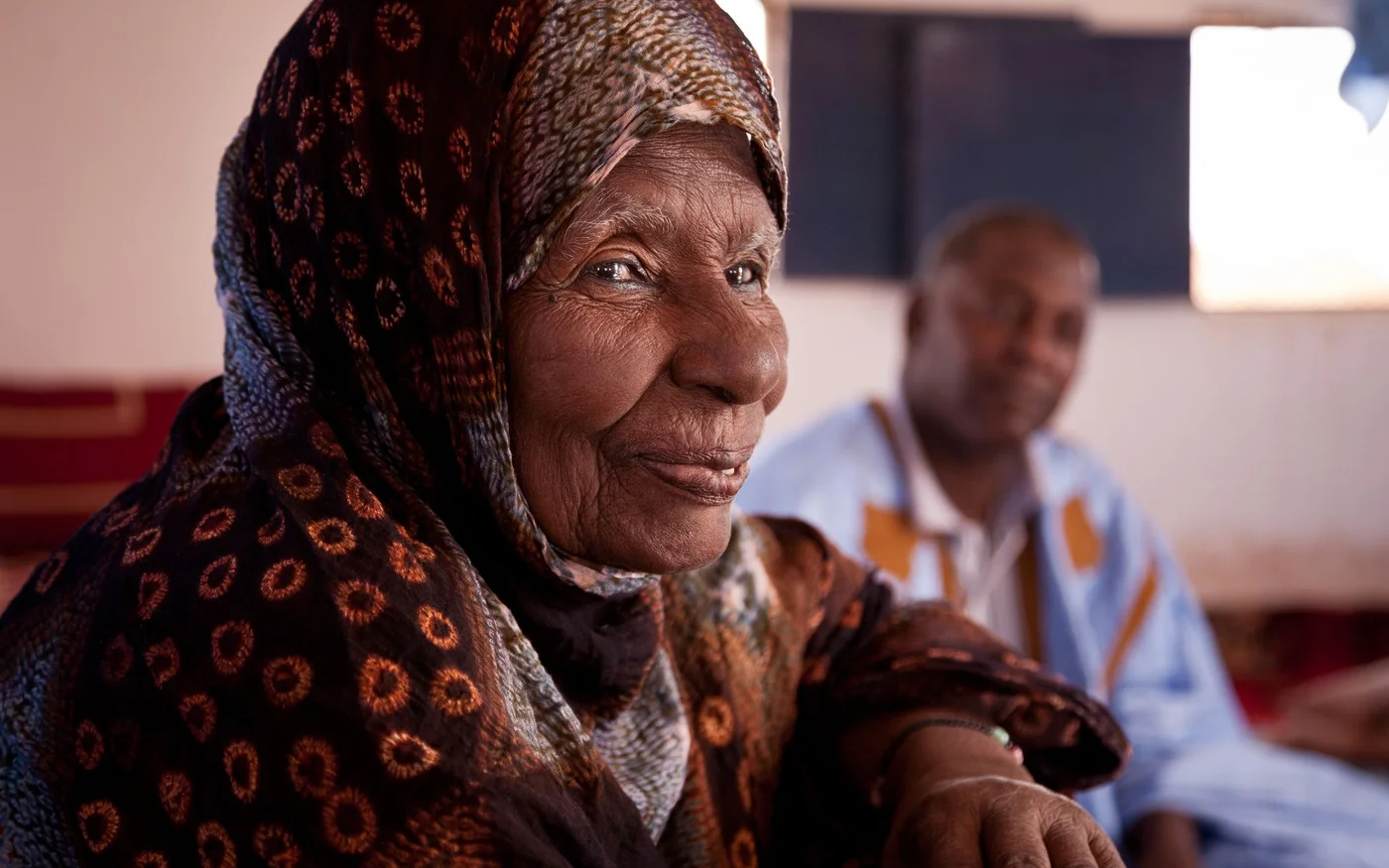 Al Khadra Mabrook est maintenant connue comme « la poétesse du fusil » pour sa poésie de la guerre (Emma Brown Photography)