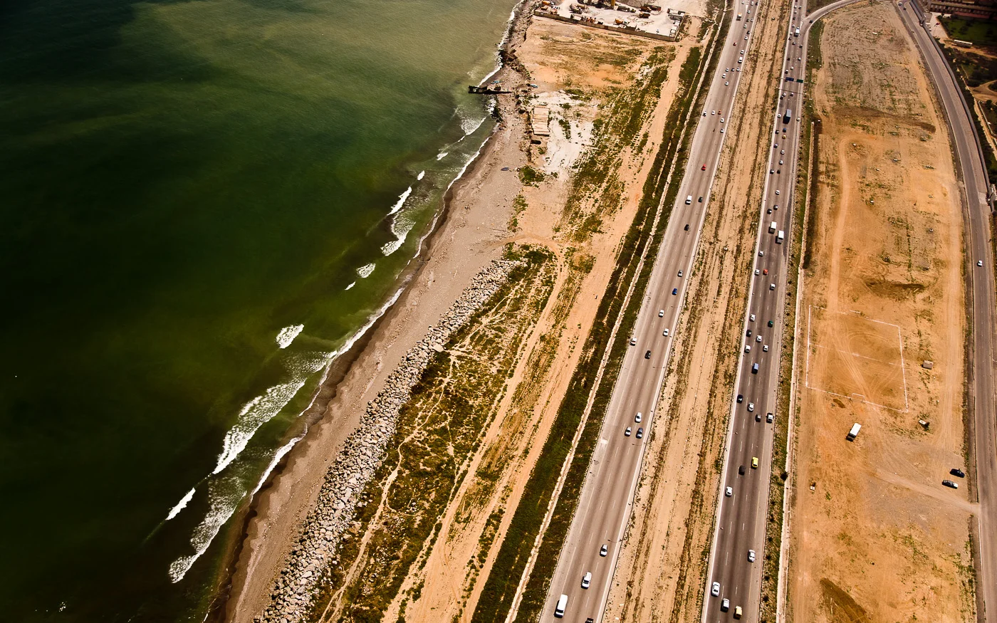 Autoroute vers Alger, photographie tirée de l’ouvrage Sous le ciel d’Alger ( Kays Djilali, avec l’aimable autorisation des éditions Barzakh)