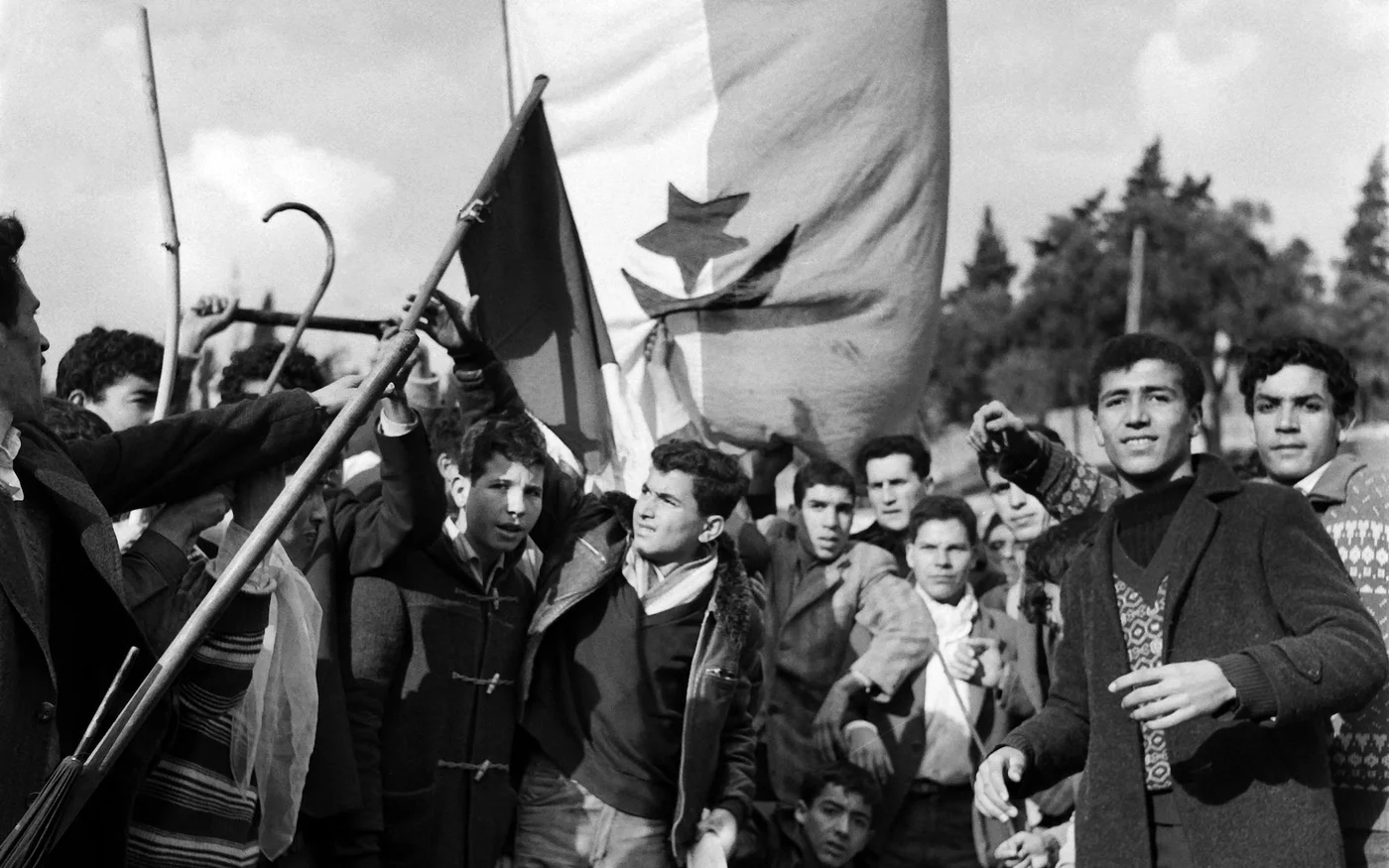 Des milliers d’Algériens armés de bâtons descendent sur les quartiers européens d’Alger, le 11&nbsp;décembre&nbsp;1960 (AFP)