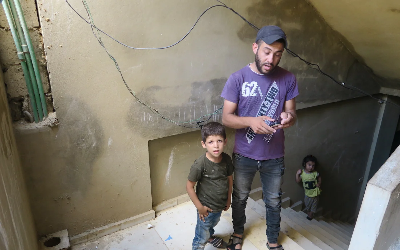 Ali (8 ans) est à la seule charge de son père Ahmad après la disparition de sa maman (Muriel Rozelier)