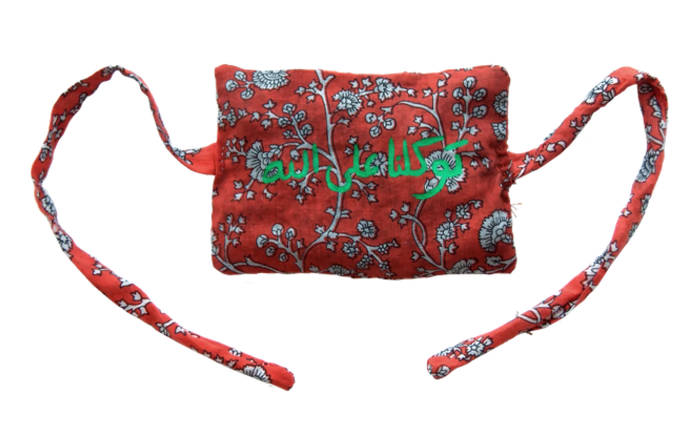 Un des masques cousus à la main par AlYaqoub, faisant partie de l’installation Desperate Measures (Aseel AlYaqoub)